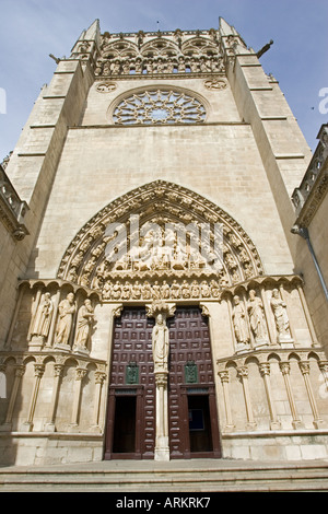 Sarmental porte d'entrée de Notre Dame de la cathédrale de Burgos vue de la Plaza del Rey San Fernando le nord de l'Espagne Banque D'Images