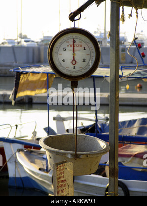 Les balances sur bateau de pêche, Glyfada, Athens, Grèce, Europe Banque D'Images