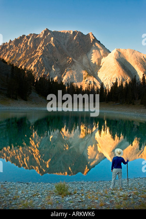 Un randonneur s'arrête pour profiter de la vue de Castle Peak dans les montagnes de l'Idaho Nuage Blanc Banque D'Images