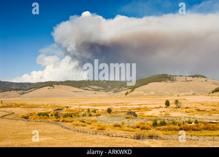 Virginia Stanley un feu brûle derrière contreforts près de droits photo à l'automne dans la zone de Sawtooth National Recreation Banque D'Images