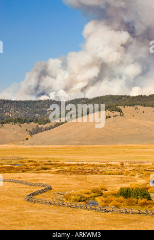 Virginia Stanley un feu brûle derrière contreforts près de droits photo à l'automne dans la zone de Sawtooth National Recreation Banque D'Images