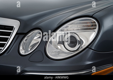 2008 Mercedes-Benz E350 en gris - Phare Banque D'Images