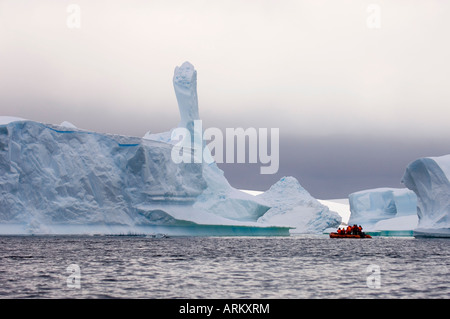 Les icebergs près de Pleneau Island, Canal Lemaire, Péninsule Antarctique, l'Antarctique, régions polaires Banque D'Images