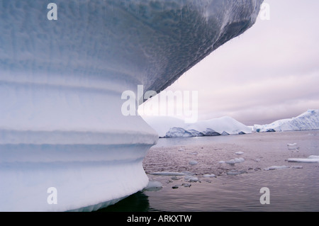 Les icebergs près de Pleneau Island, Canal Lemaire, presqu'Antactic, Antarctique, les régions polaires Banque D'Images