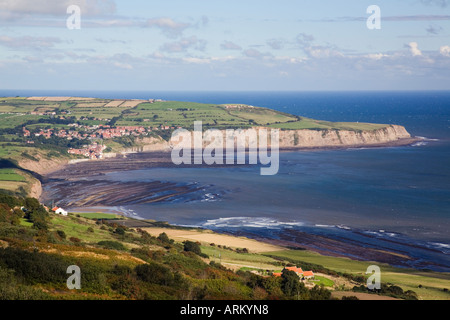 ROBIN HOOD'S BAY et village avec Ness Point ou North joue sur côte est vue panoramique de falaises, au-dessus Banque D'Images