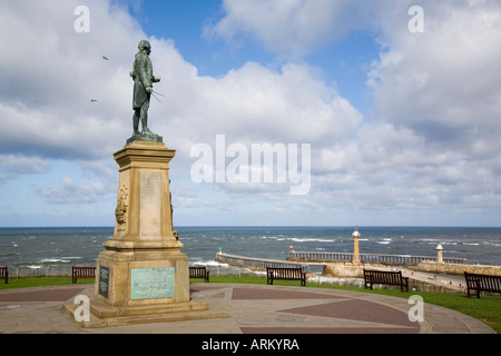 Captain Cook's memorial statue en bronze sur falaise donnant sur l'ouest de l'entrée du port de la rivière Esk Whitby, North Yorkshire Angleterre UK Banque D'Images