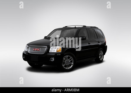 2008 GMC Envoy Denali en noir - angle de vue avant Banque D'Images