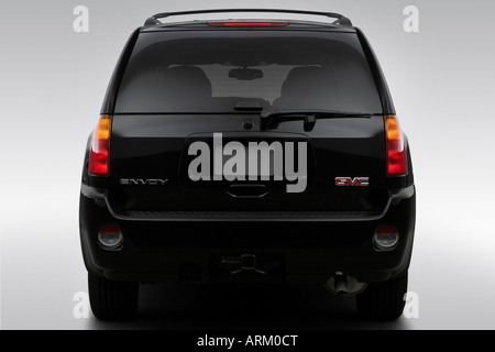 2008 GMC Envoy Denali en noir - Bas/arrière large Banque D'Images