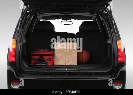 2008 GMC Envoy Denali en noir - Trunk Props Banque D'Images