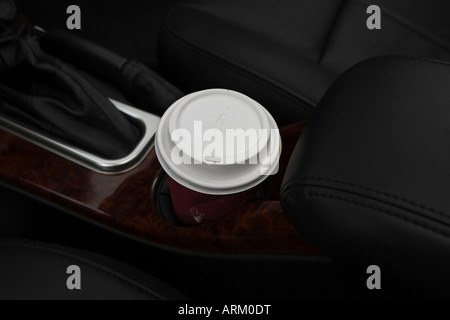 2008 GMC Envoy Denali en noir - Support de tasse avec Prop Banque D'Images