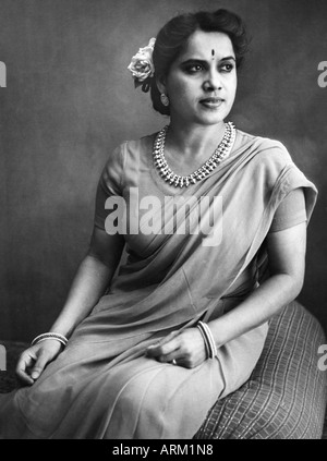 Ancienne photo vintage 1940s de Shanta Apte (1916–1964) une actrice indienne de bollywood hindi film star chanteuse Inde Asie asiatique Banque D'Images