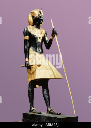 Taille de la vie statue de Toutânkhamon fabriqués à partir de bois noir avec du plâtre doré appliqué, à partir de la tombe du pharaon Toutânkhamon Banque D'Images