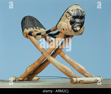 Appui-tête rabattable en ivoire peint décoré de la tête de l'esprit protecteur du BES, à partir de la tombe du pharaon Toutânkhamon Banque D'Images