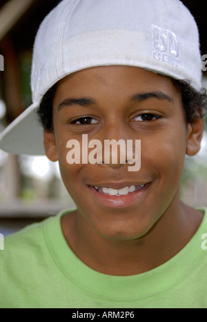 Portrait of a black teen homme désirant dans l'appareil photo Banque D'Images