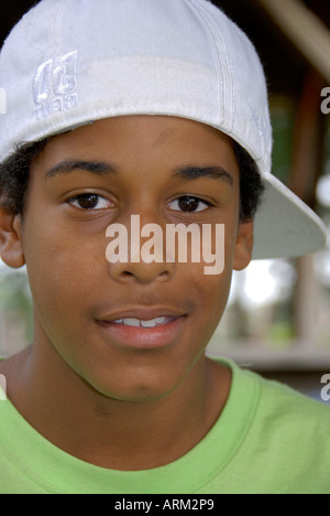 Portrait of a black teen homme désirant dans l'appareil photo Banque D'Images