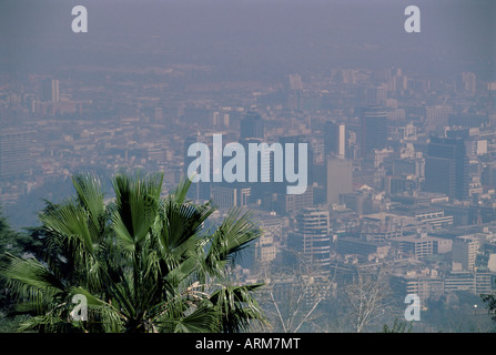 Le Smog plane sur la ville, Santiago, Chili, Amérique du Sud Banque D'Images