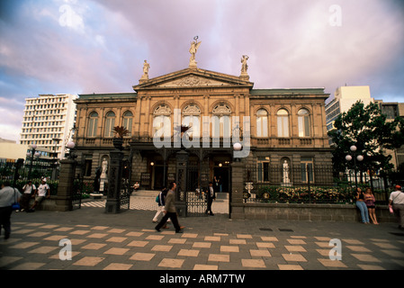 Théâtre historique encore en activité, le centre-ville, San Jose, Costa Rica, Amérique Centrale Banque D'Images