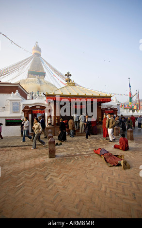 Un bouddhiste à l'aube avant l'entrée principale de l'Katmandou stupa tibétain appelé Boudha (Boudhanath) (Bodhnath), Katmandou, Népal Banque D'Images