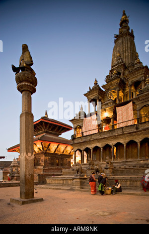 Durbar Square à l'aube avec Garuda statue sur la colonne face à Krishna Mandir, Patan, Vallée de Katmandou, Népal Banque D'Images