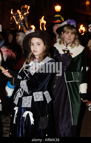 LEWES BONFIRE NIGHT COOL PROCESSION UK FASHION FUN EASTSUSSEX ANGLETERRE HISTOIRE COSTUMES Banque D'Images