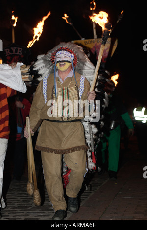 LEWES BONFIRE NIGHT RED INDIAN PROCESSION Banque D'Images