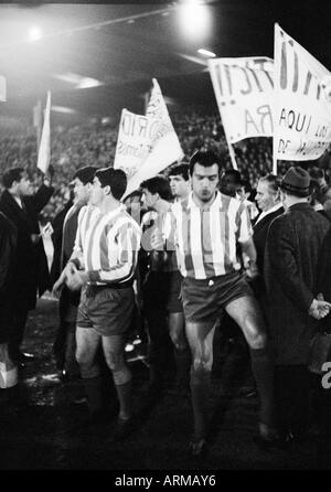 Football, coupe d'Europe des vainqueurs de coupe, 1965-1966, quart de finale, match retour, Borussia Dortmund contre l'Atletico Madrid 1:0, stade Rote Erde à Dortmund, l'équipe de Madrid vient dans le stadion, joyeux amateurs de football de leur équipe avec des bannières de bienvenue Banque D'Images