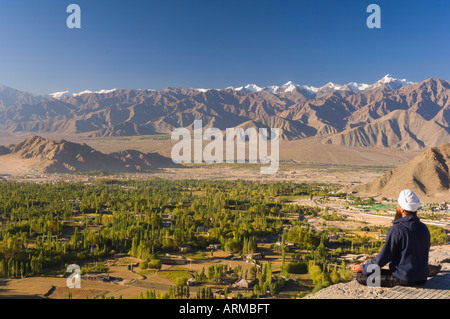 Homme méditant, avec vue sur la vallée de l'Indus et massif Stok-Kangri, Leh, Ladakh, Himalaya indien, l'Inde, l'Asie Banque D'Images