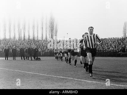 Regionalliga West, football, 1965-1966, Jahn Stadium à Bottrop, le VfB Bottrop et poste d'Essen 0:2, l'équipe de Bottrop vient dans le stade, le capitaine de l'équipe, Guenter, Mikolaiczak derrière keeper Fred Werner Bockholt, Manfred Kaufmann, Juergen Kleewald, Paul Banque D'Images