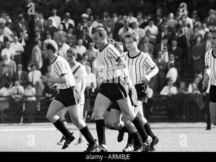 Regionalliga West, football, 1965-1966, Jahn Stadium à Bottrop, le VfB Bottrop contre Fortuna Düsseldorf en 1:1, et réjouissez-vous joueurs de football, 1:0 but à Bottrop, f.l.t.r. Paul Baron (VfB), Horst Haefner (Ddorf), Otto Herbertz (VfB), buteur Dieter Herzog Banque D'Images