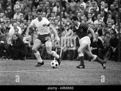 Football, 1965-1966 Regionalliga, promotion, match à la Bundesliga 1966/1967, poste d'Essen par rapport à 1. FC Sarrebruck 3:2, stade an der Hafenstrasse à Essen, scène du match, gauche Klaus Fetting (RWE), Horst droit Remarque (Sarrebruck) Banque D'Images