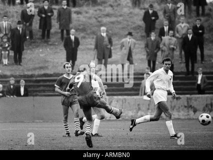 Regionalliga West, football, stade 1966/1967, au château de Struenkede à Herne, Westfalia Herne contre Preussen Münster 3:0, scène du match, deux joueurs, f.l.t.r. Herne Heinz Ruediger Voss (Münster), Klaus Bockisch (Muenster) Banque D'Images