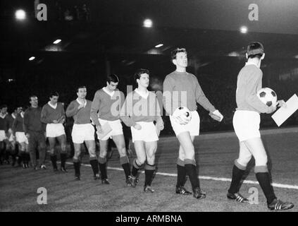 Football, coupe d'Europe des vainqueurs de coupe, 1966/1967, huitième finale, match retour contre Borussia Dortmund, Glasgow Rangers 0:0, stade Rote Erde à Dortmund, l'équipe de Glasgow vient dans le stade de l'avant, le capitaine de l'équipe, derrière keeper Norrie Martin et David Prov Banque D'Images