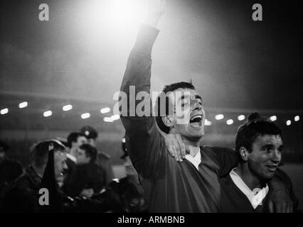 Football, coupe d'Europe des vainqueurs de coupe, 1966/1967, huitième finale, match retour contre Borussia Dortmund, Glasgow Rangers 0:0, stade Rote Erde à Dortmund, les joueurs de football de Glasgow, David Provan (à gauche) et d'un coéquipier se réjouissent de l'égalité dans le match retour je Banque D'Images