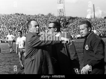 Football, Ouest Regionalliga, années 1967-1968, poste d'Essen et poste d'Oberhausen 1:0, stade an der Hafenstrasse à Essen, scène du match, le règlement des différends, de discussion, d'f.l.t.r. Franz (Krauthausen, stewards, RWO) guardian Karl Heinz Feldkamp (RWO) Banque D'Images