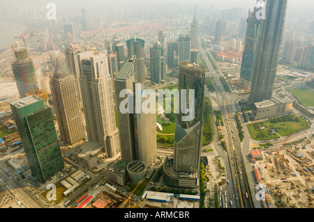 Vue aérienne de l'Oriental Pearl Tower de Lujiazui Finance et du Commerce zone, Shanghai, Chine, Asie Banque D'Images