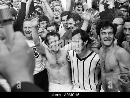 Football, Championnat amateur allemand 1969, final, SC 1910 Cantón Erkenschwick Juelich versus 2:1, stade Grotenburg à Krefeld-Uerdingen, joueurs de football et les amateurs de football du SC Juelich se réjouissent de la victoire de titre à venir, f.l.t.r. Osenberg, Heinz Heinz Ho Banque D'Images