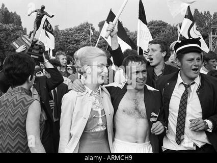 Football, Championnat amateur allemand 1969, final, SC 1910 Cantón Erkenschwick Juelich versus 2:1, stade Grotenburg à Krefeld-Uerdingen, joueurs de football et les amateurs de football du SC Juelich se réjouissent de la victoire de titre, photo dvd Heinz Osenberg (milieu) Banque D'Images