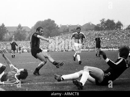 Regionalliga 1970/1971, football, match à la promotion 1971/1972 Bundesliga VfL Bochum, par opposition à la Tasmanie 1900 Berlin 4:2, stade an der Castroper Strasse à Bochum, scène du match, 2:2 but égalisateur à Berlin, devant f.l.t.r. Dieter Versen (Bochum) Banque D'Images