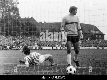 Football, promotion 1970/1971 Regionalliga, match à la Bundesliga 1971/1972, VfL Bochum VfL Osnabrück par rapport à 3:1, stade an der Castroper Strasse à Bochum, scène du match, but pour Bochum, f.l.t.r. Werner Kraemer (Bochum), un joueur ke, Osnabrück Banque D'Images