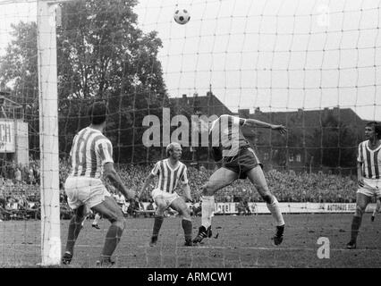 Football, promotion 1970/1971 Regionalliga, match à la Bundesliga 1971/1972, VfL Bochum VfL Osnabrück par rapport à 3:1, stade an der Castroper Strasse à Bochum, scène du match, f.l.t.r. Hannes Schaaf (Osnabrück), Friedhelm Holtgrave (Osnabrück), Han Banque D'Images