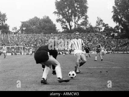 Football, promotion 1970/1971 Regionalliga, match à la Bundesliga 1971/1972, VfL Bochum VfL Osnabrück par rapport à 3:1, stade an der Castroper Strasse à Bochum, scène du match, f.l.t.r. keeper Hans Juergen Bradler (Bochum), Carsten Baumann (Osnabrück Banque D'Images