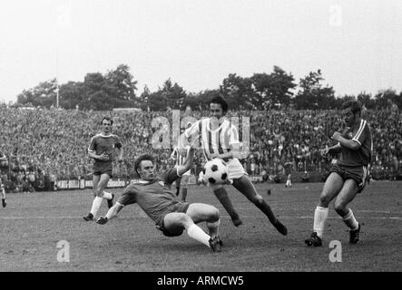 Football, promotion 1970/1971 Regionalliga, match à la Bundesliga 1971/1972, VfL Bochum VfL Osnabrück par rapport à 3:1, stade an der Castroper Strasse à Bochum, scène du match, f.l.t.r. Dieter Versen (Bochum), Heinz Juergen Blome (Bochum), Herbert Sch Banque D'Images