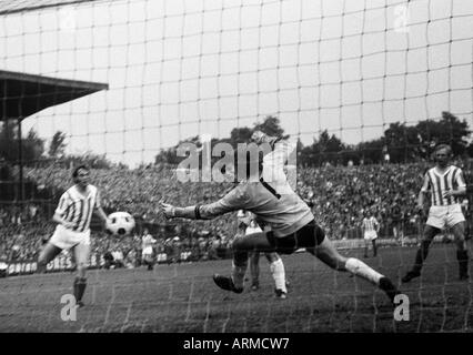 Football, promotion 1970/1971 Regionalliga, match à la Bundesliga 1971/1972, VfL Bochum VfL Osnabrück par rapport à 3:1, stade an der Castroper Strasse à Bochum, scène du match, but de coupe à Bochum, f.l.t.r. Karl Heinz Tripp (Osnabrück), buteur Banque D'Images