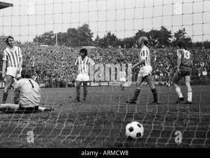 Football, promotion 1970/1971 Regionalliga, match à la Bundesliga 1971/1972, VfL Bochum VfL Osnabrück par rapport à 3:1, stade an der Castroper Strasse à Bochum, scène du match de coupe à Bochum, objectif par Hans Walitza (non représentée), f.l.t.r. Karl Heinz Banque D'Images