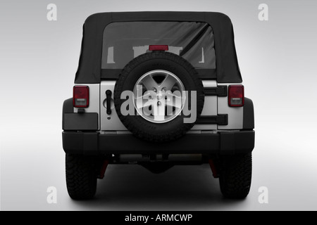 2008 Jeep Wrangler Unlimited Rubicon en argent - Bas/arrière large Banque D'Images