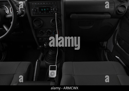 2008 Jeep Wrangler Unlimited Rubicon en argent - Accessoires jack auxiliaire Banque D'Images