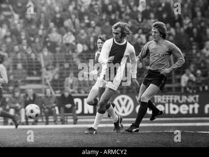 Football, match amical, 1972, Stade du Rhin à Düsseldorf, l'équipe choisie de Fortuna Düsseldorf et Borussia Moenchengladbach contre Ajax Amsterdam 1:1, scène du match, f.l.t.r. Arnold Muhren (Ajax), Horst Blankenburg (Ajax), Gerd (Ddorf Zewe) Banque D'Images