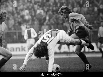 Football, match amical, 1972, Stade du Rhin à Düsseldorf, l'équipe choisie de Fortuna Düsseldorf et Borussia Moenchengladbach contre Ajax Amsterdam 1:1, scène du match, f.l.t.r. Guenter Netzer (Gladbach), Arie Haan (Ajax, 15), Dieter Herzog (Ddorf) Banque D'Images