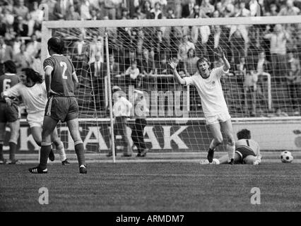 Football, promotion 1973/1974 Regionalliga, match à la Bundesliga 1974/1975, poste d'Oberhausen versus FC Sankt Pauli Hambourg 2:1, stade Niederrhein à Oberhausen, scène du match, les joueurs de Hambourg la joie au 0:1 but à St Pauli par un propre Banque D'Images