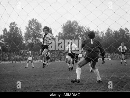 Football, promotion 1973/1974 Regionalliga, match à la Bundesliga 1974/1975, SG Wattenscheid 09 versus 04 Wacker Berlin 1:1, stade de Lohrheide Bochum-Wattenscheid, scène du match, Ewald Hammes (Wattenscheid) manque une chance de marquer, derrière Rudolf Banque D'Images